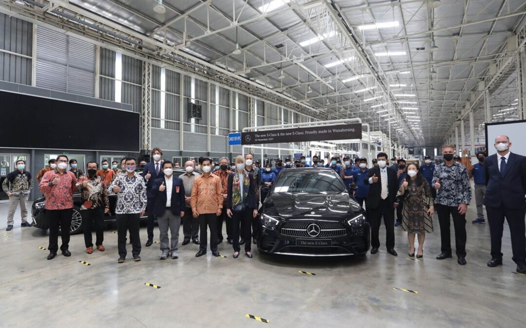 Peluncuran produksi S-Class baru dan E-Class baru: Duta Besar Republik Federal Jerman untuk Indonesia dan Direktur Jenderal ILMATE Kementerian Perindustrian menghadiri upacara di Pabrik Mercedes-Benz Indonesia